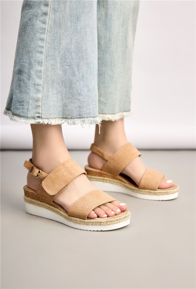 Sandales Compensées à Bride – Camel — chaussure femme disponible à Dakar, Sénégal